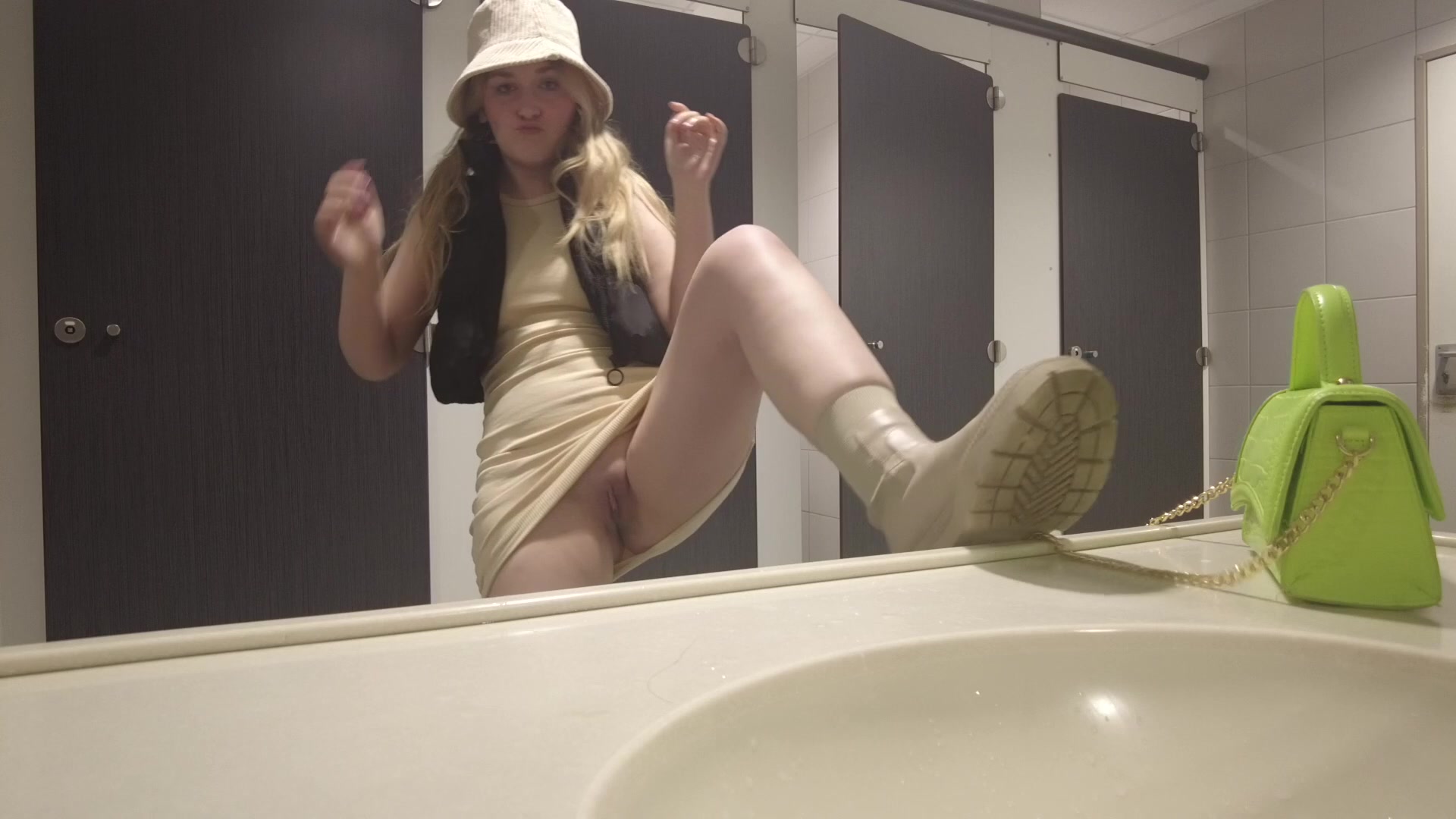 Nue Dans Les Toilettes De L'autoroute