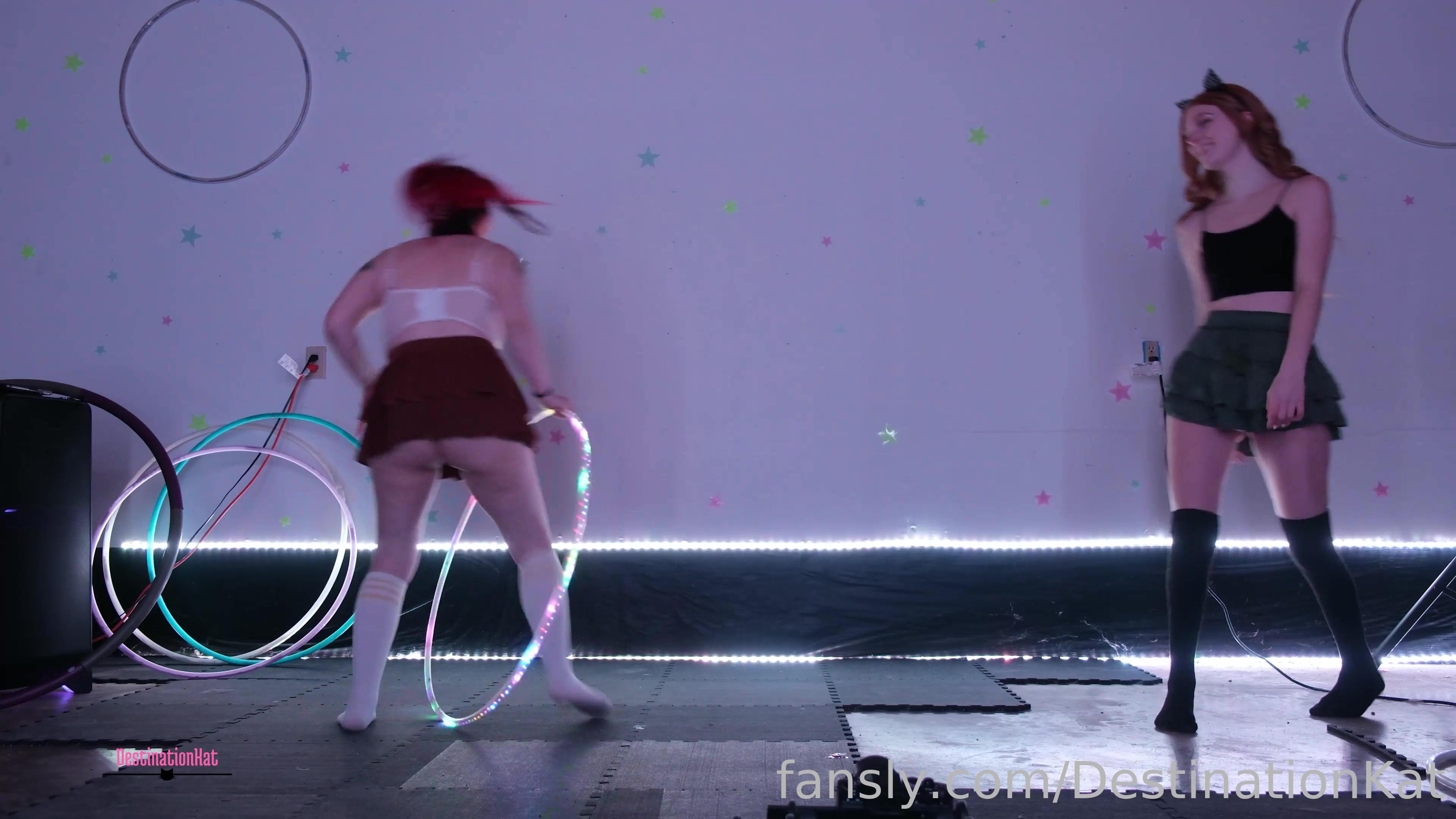 Teaching @Lilredvelvettt How To Hula Hoop