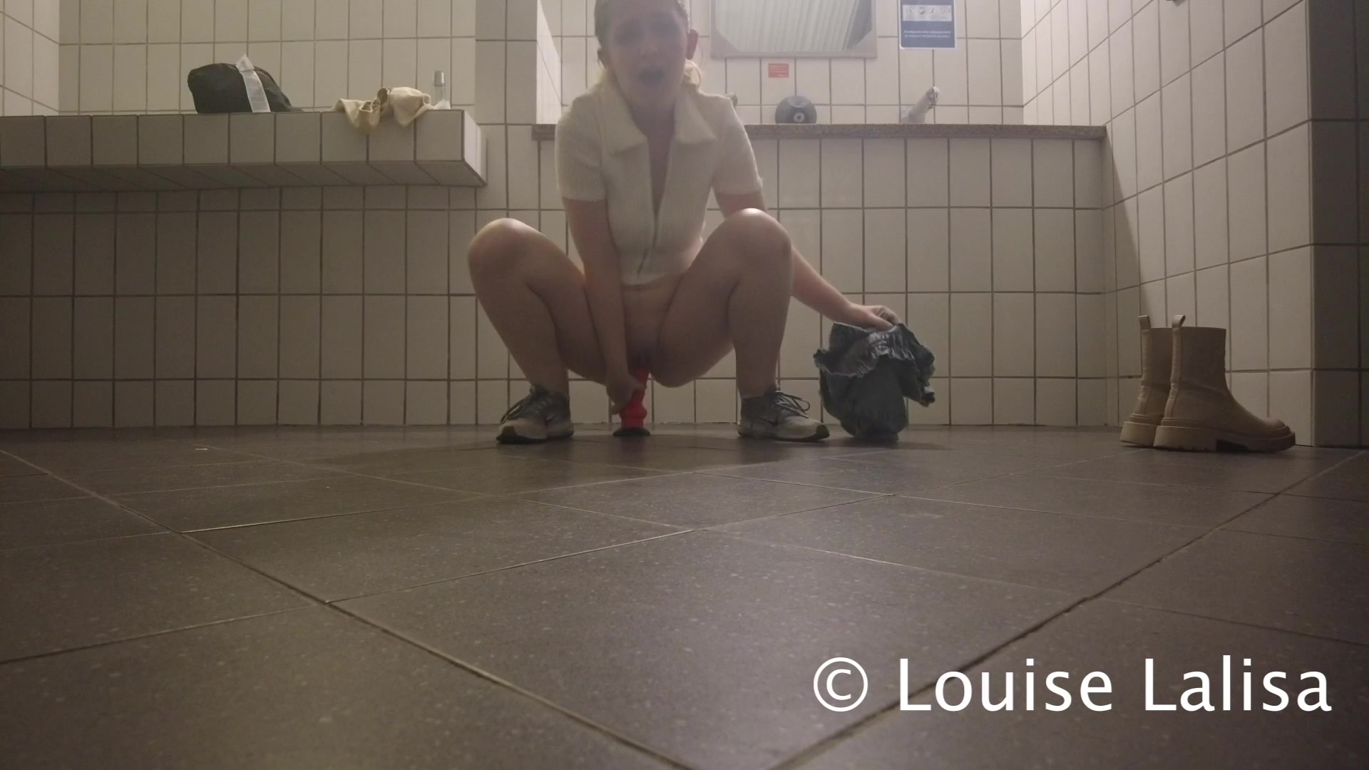 Totalement Nue Dans Les Toilettes. Je Me Baise Avec Un Gode Chien