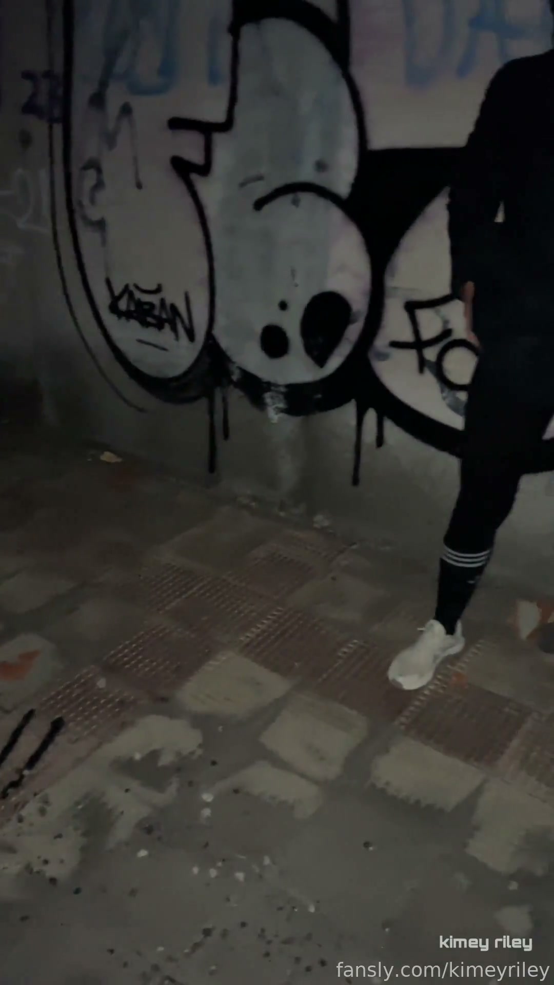 Urbex Pee Outdoor!