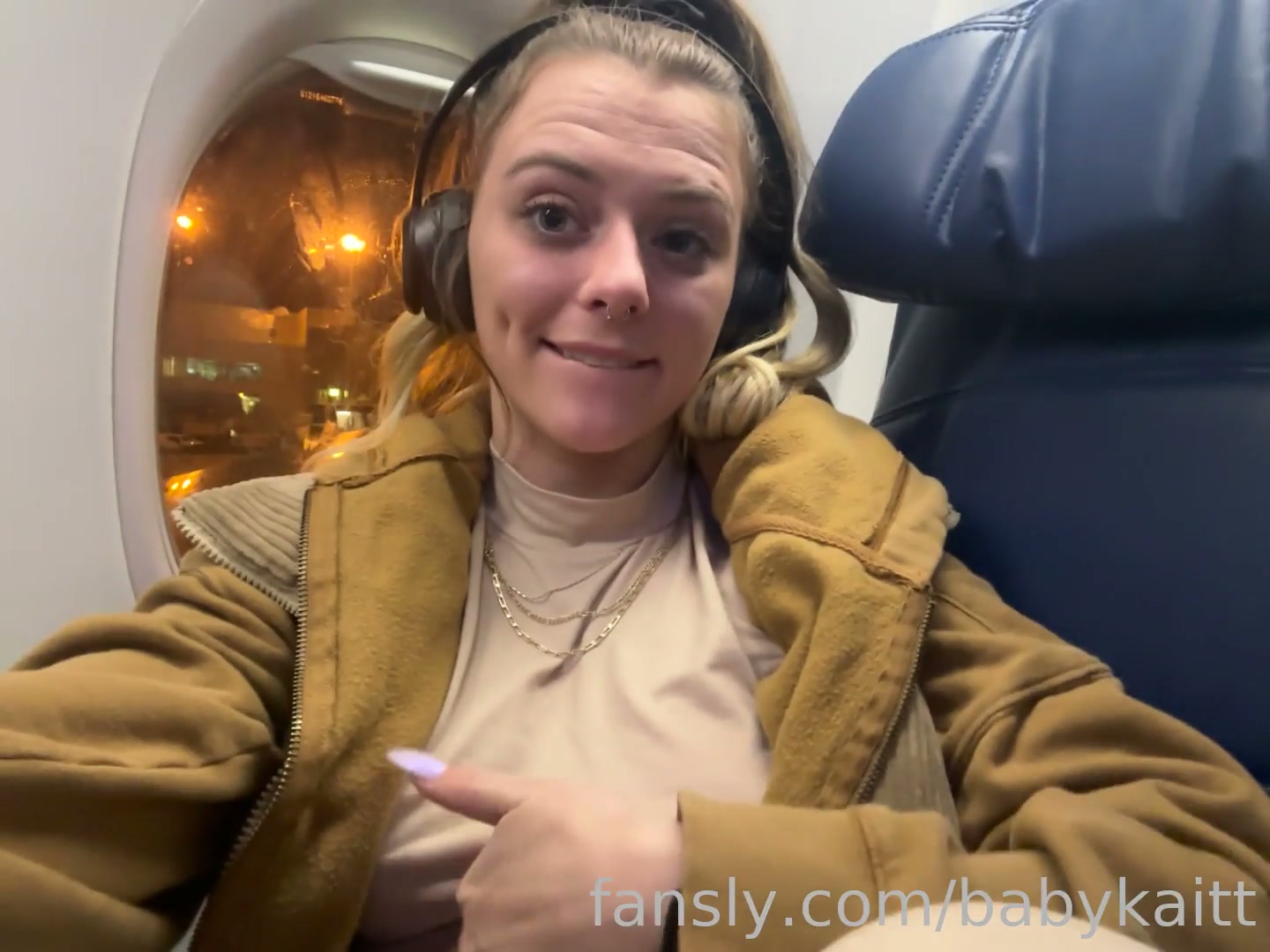 I Hope One Day I Can Join The Mile High Club But For Now I'll Just Keep Flashing On The Planes 2/3