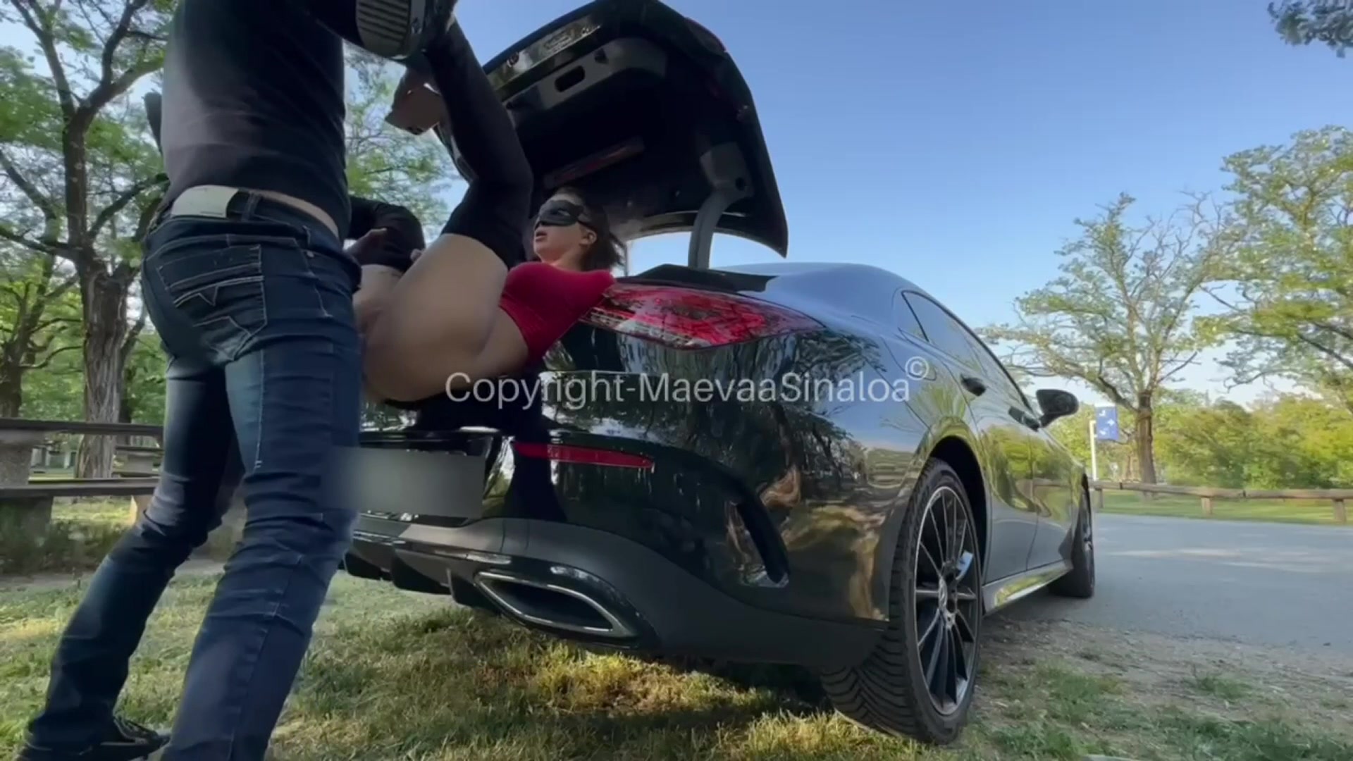 166 - Je Me Fais Baiser Et Remplir La Chatte De Sperme Sur Une Aire D'autoroute En Pleine Apres-Midi