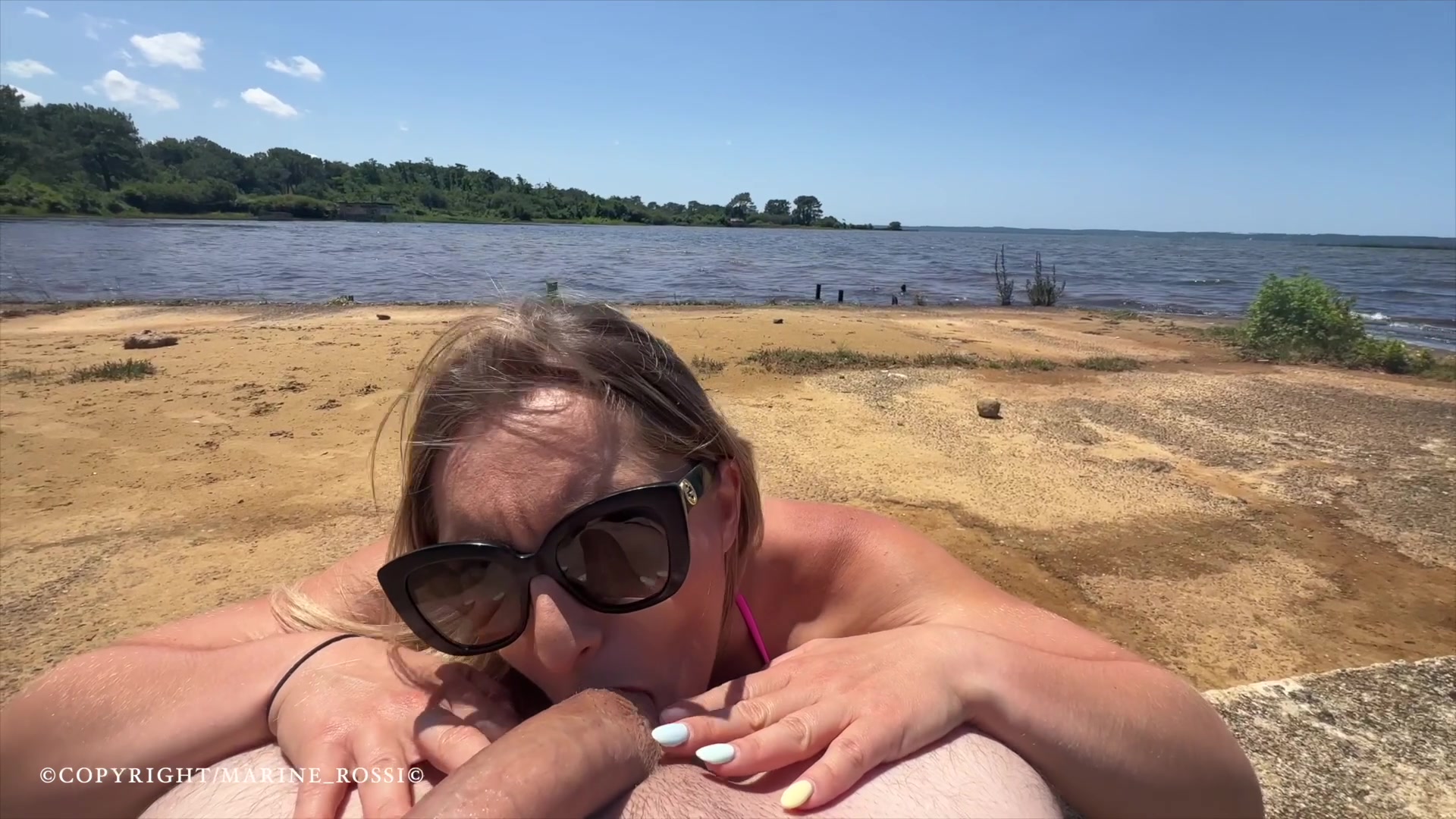 Baise Au Bord De L'eau
