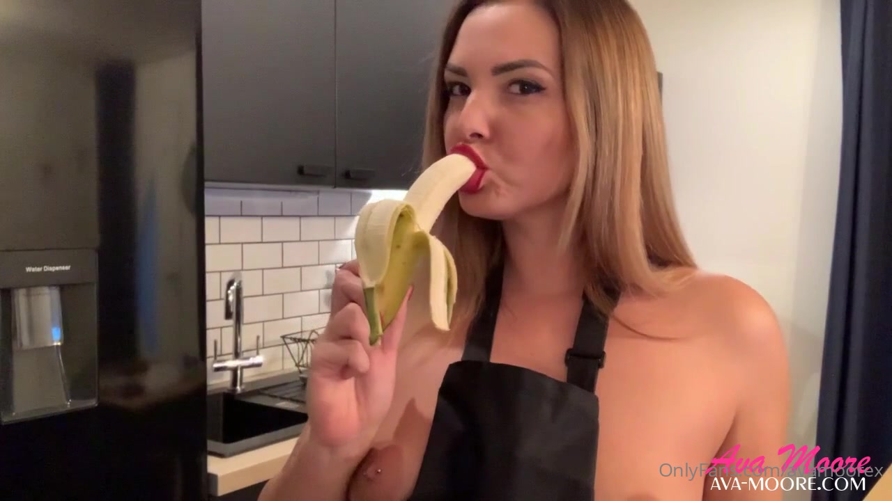 Je Suce Une Banane Et J'utilise Un Gode Pour Jouir Dans La Cuisine